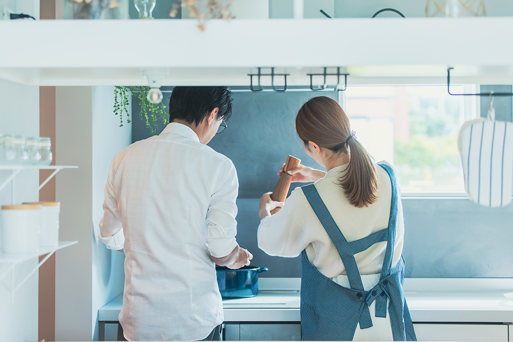 一緒に家事をする夫婦の写真