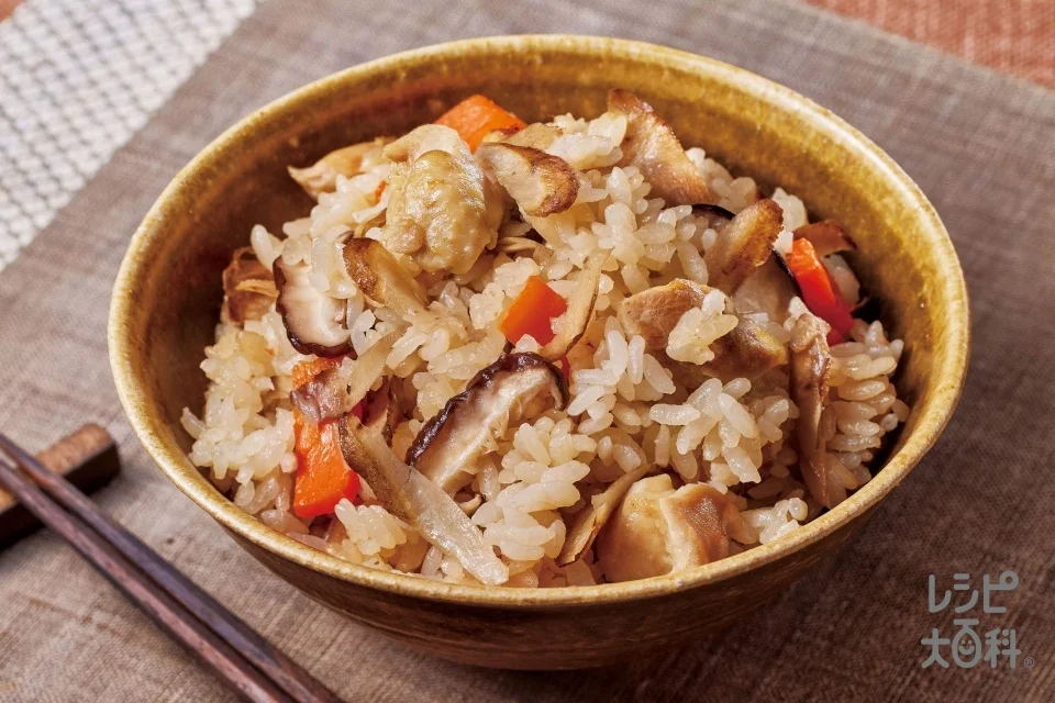 鶏だし醤油炊き込みご飯の写真